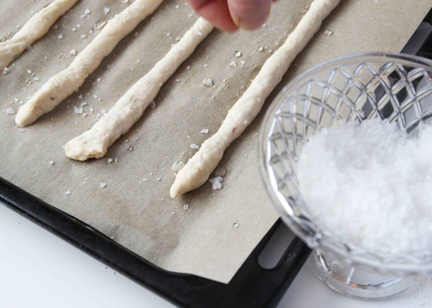 4. Strö lite flingsalt över degpinnarna. Grädda dem mitt i ugnen i 5–8 min beroende på om du vill ha dem mjuka eller frasiga på ytan. (Längre gräddningstid för frasiga pinnar).