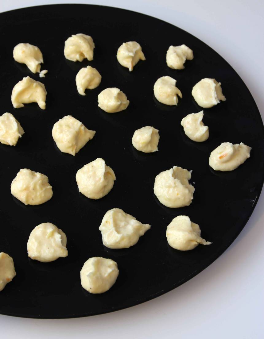 1. Fyllning: Rör ihop alla ingredienserna ordentligt. Klicka ut ca 40 högar på en tallrik. Ställ tallriken i frysen i ca 1 tim så att bitarna blir frysta.