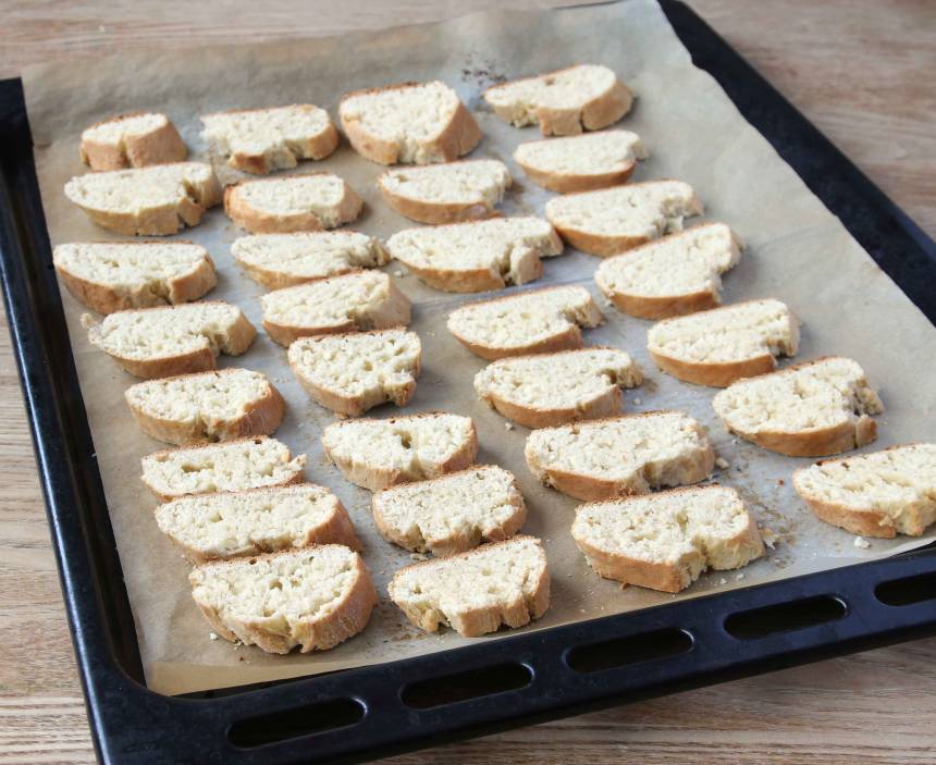 5. Sänk ugnsvärmen till 150 grader och lägg skorporna med snittytan uppåt på en plåt. Rosta och torka skorporna mitt i ugnen i 30–40 min. Öppna luckan och låt dem ligga kvar och svalna på plåten i ugnen.