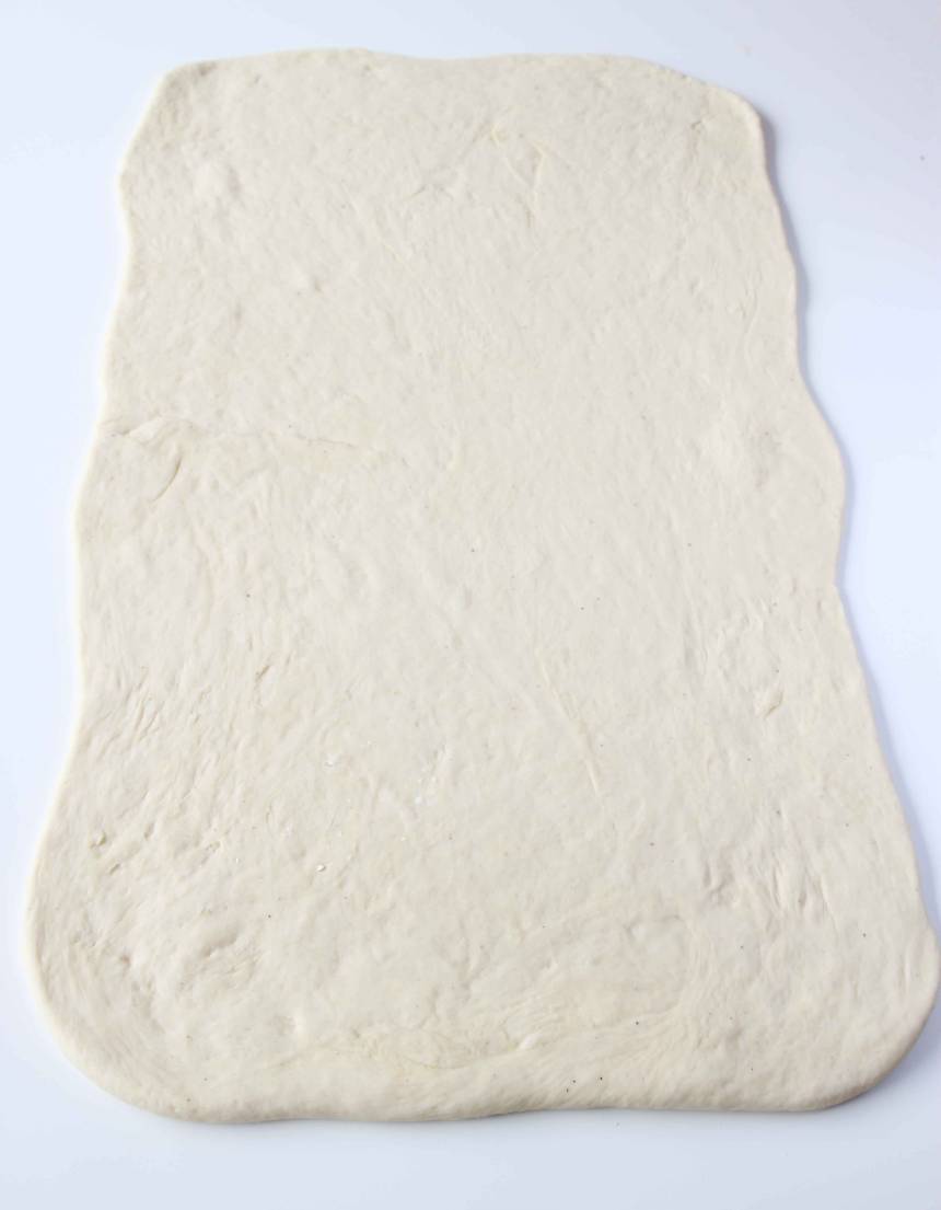 1. Gör degen enligt receptet. Låt den jäsa under bakduk i ca 45 min. 3. Kavla ut en rektangel, ca ½ cm tjock.