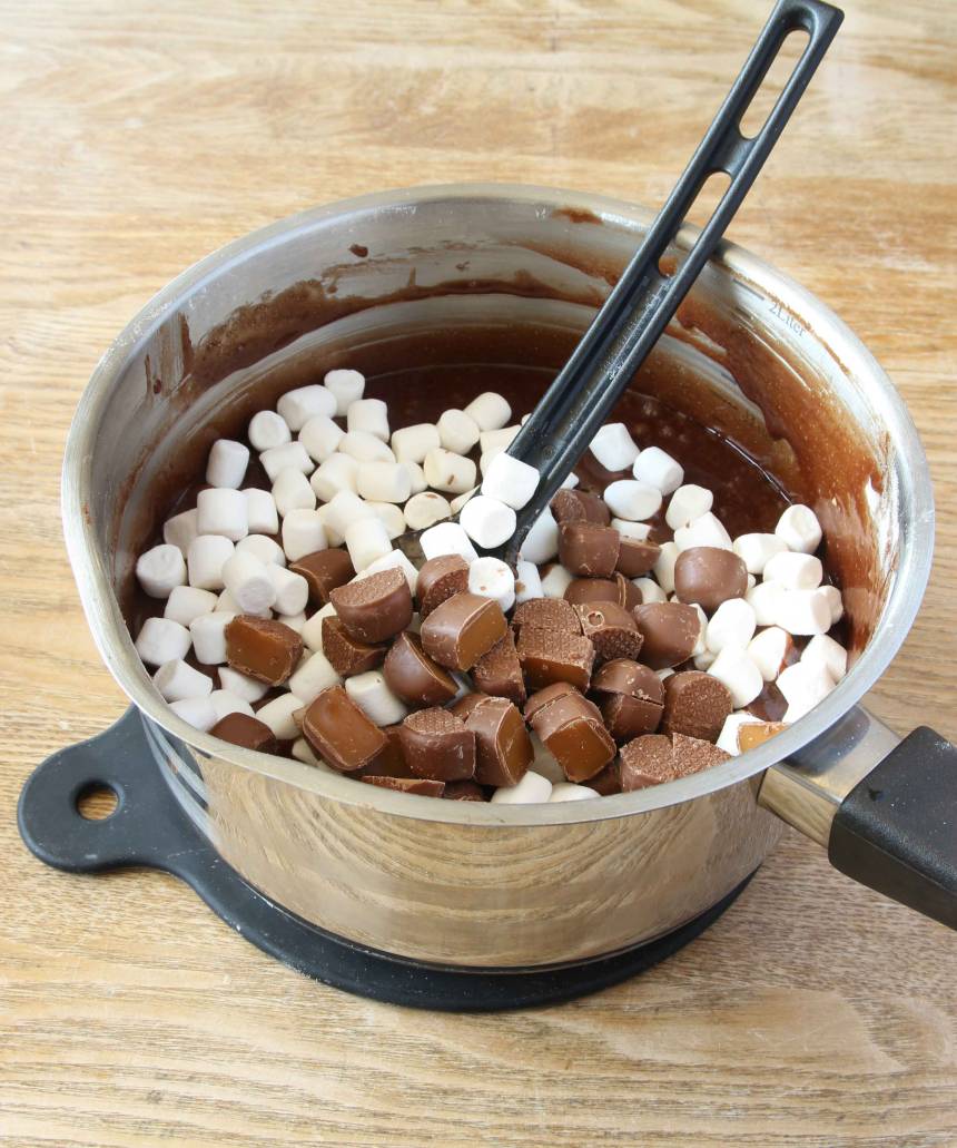 1. Smält smöret i en kastrull. Tillsätt resten av ingredienserna i kastrullen och blanda snabbt ihop allt till en slät smet.
Blanda ner minimarshmallows och dumlekola.