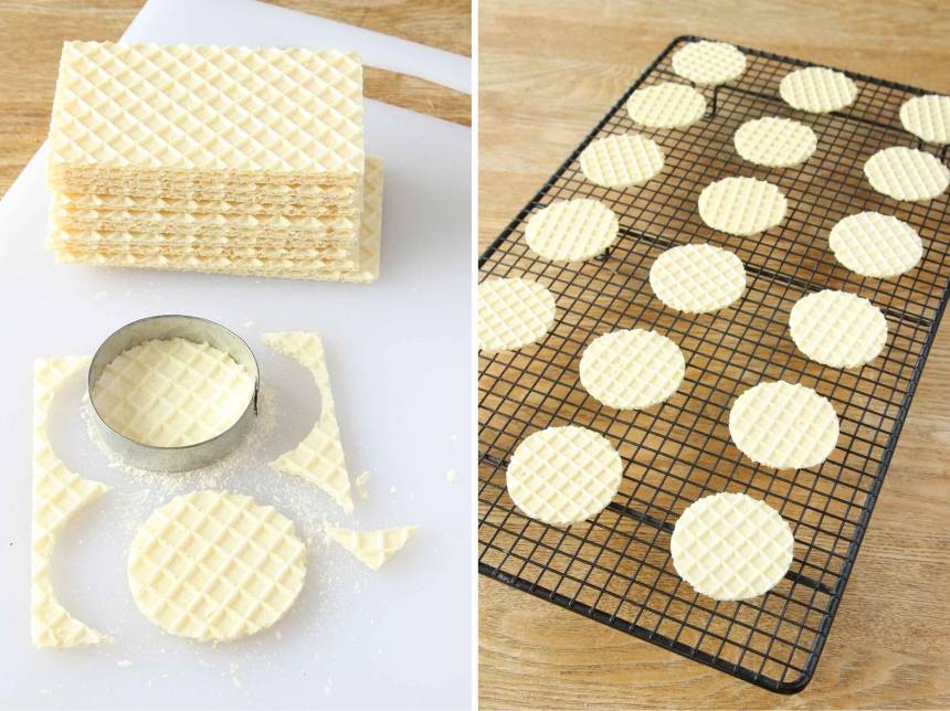 1. Stansa ut ca 20 rundlar ur smörgåskex med en pepparkaksform, ett glas eller liknande. Lägg dem på ett galler eller ett bakplåtspapper.