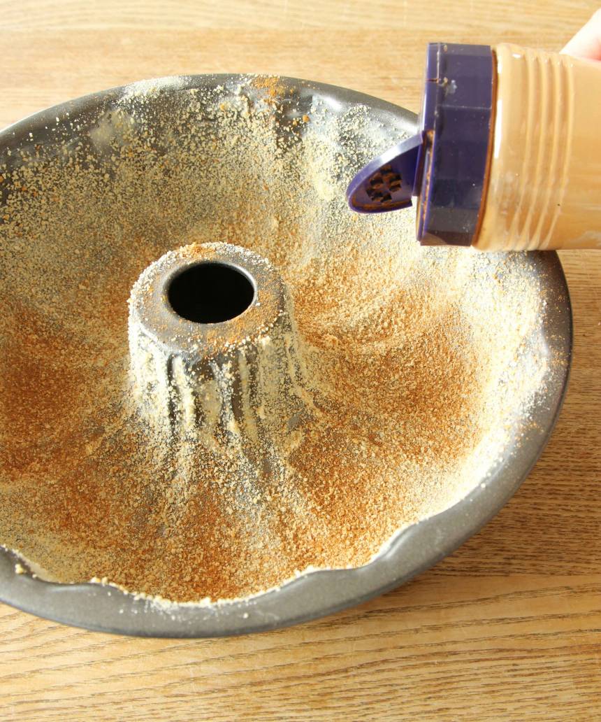 1. Gör smeten enligt receptet. Smörj och bröa en sockerkaksform, ca 1 ½ liter. Pudra lite av kanelen i botten.