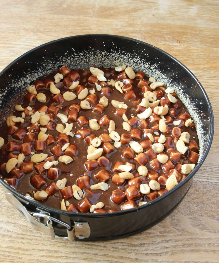 2. Häll smeten i formen.
Strö cashewnötterna jämnt över kakan. Grädda den mitt i ugnen i ca 20 min. Anpassa gräddningstiden efter hur kladdig du vill ha den.