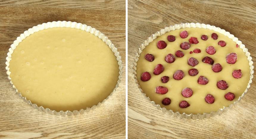 2. Häll smeten i smord och bröad form med löstagbar kant, 22–24 cm i diameter. Lägg bären eller frukten på ytan. Sockra bären eller frukten om du vill ha dem söta.