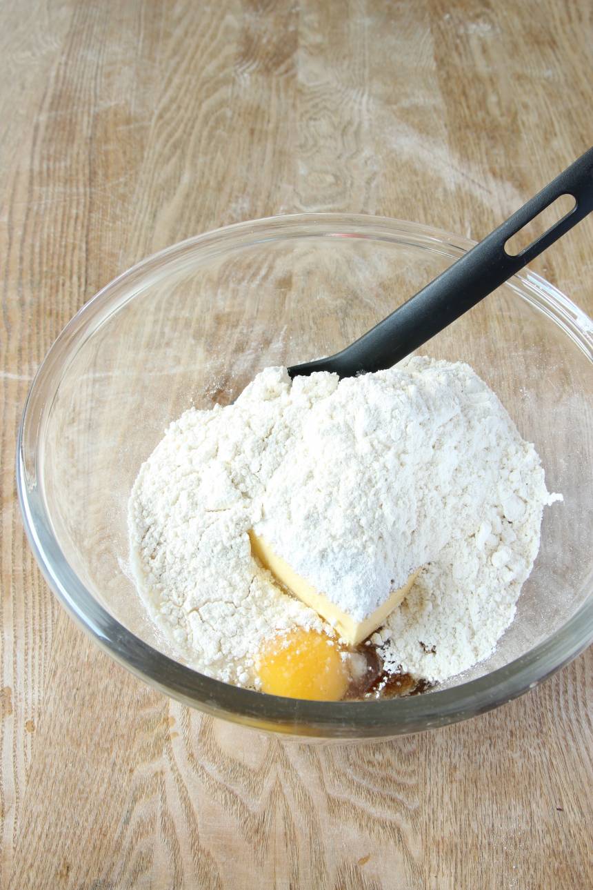2. 3.Blanda ihop alla ingredienser utom nötter och choklad till en deg. Knåda inte degen för då blir glutentrådarna för starka och kakorna sega.