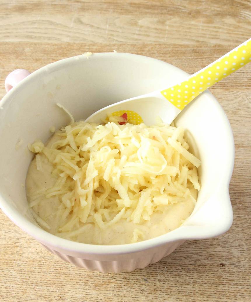 3. Blanda ner äpplet och resten av kanelen i smeten och häll den i formen. Grädda kakan längst ner i ugnen i 35-40 min.