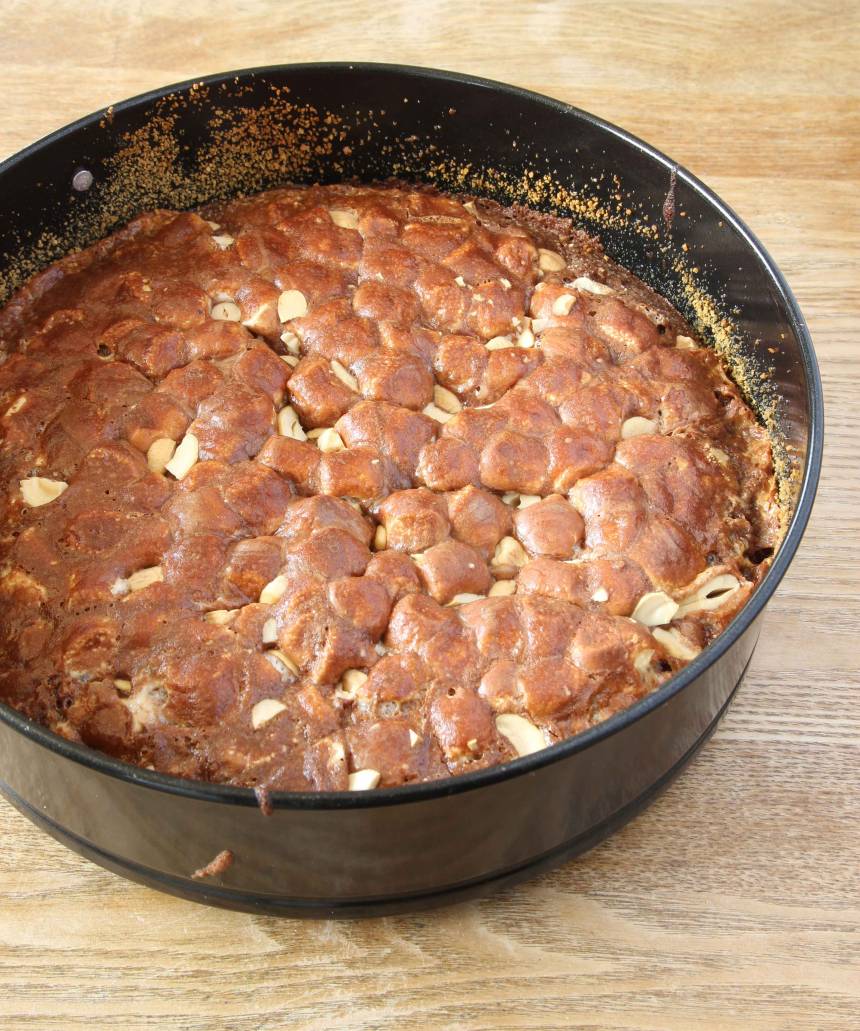 3. Låt kladdkakan kallna i formen. Pudra över lite florsocker före servering.