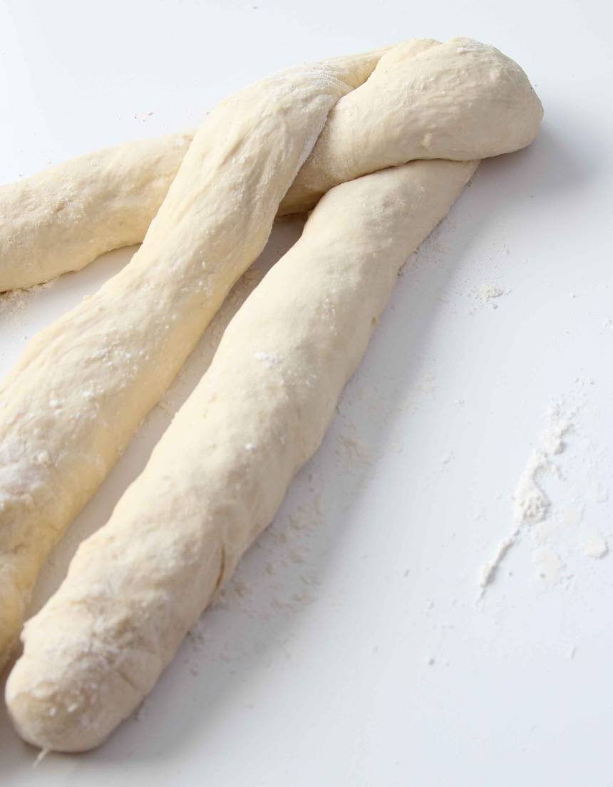 4. Fläta ihop längderna. Lägg den yttersta längden över längden bredvid så den hamnar i mitten. Gör likadant från andra sidan. Fortsätt likadant hela vägen.