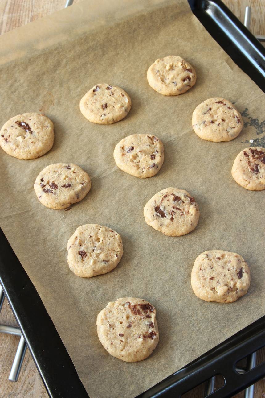 5. Lägg kakorna på en plåt med bakplåtspapper. 6.Grädda kakorna mitt i ugnen i 9–13 min. Ugnsvärmen kan variera i olika ugnar. Låt dem svalna på plåten.