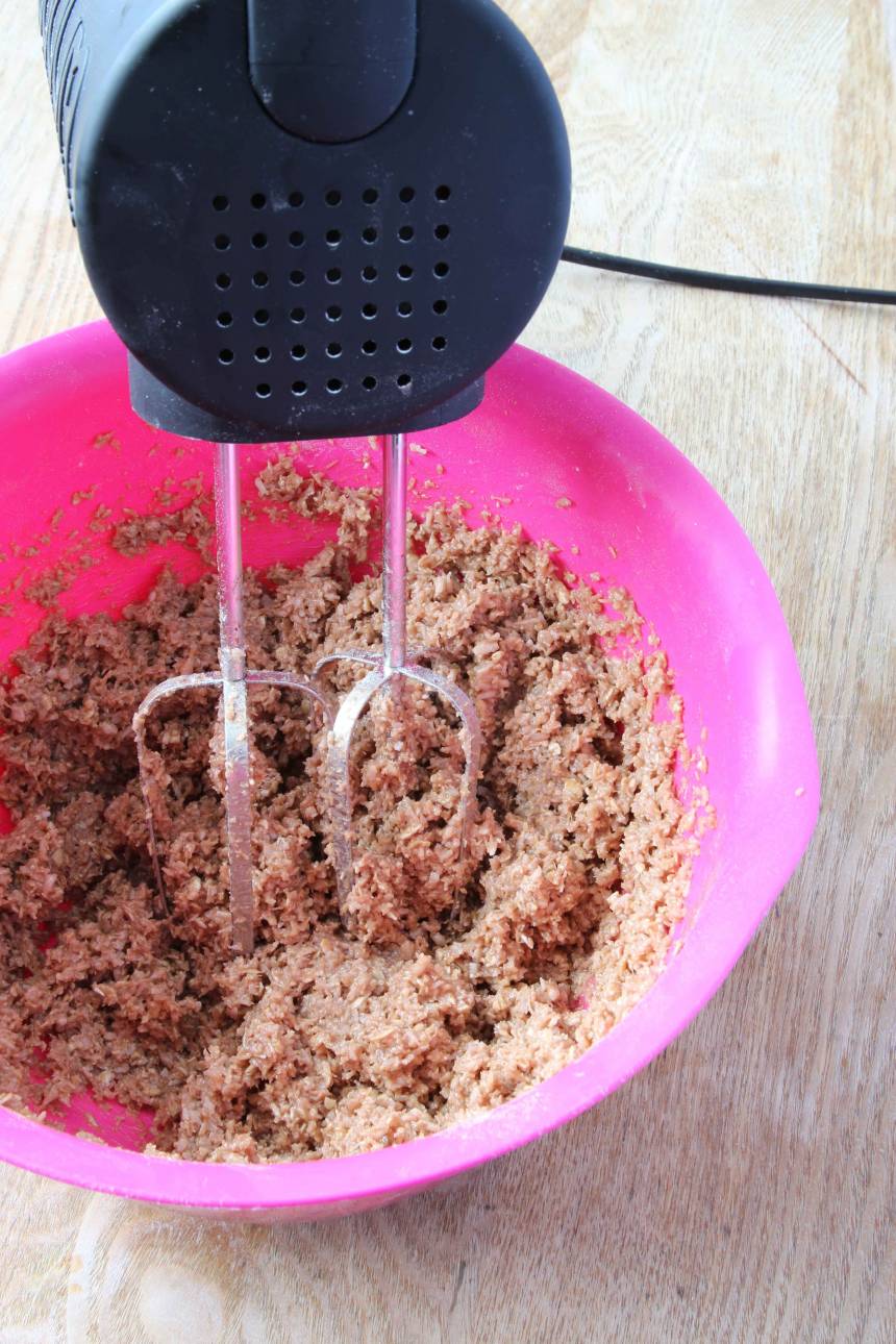 1. Blanda alla ingredienser i en bunke. Vispa ihop allt med en elvisp så att smeten blir riktigt kladdig. Anpassa mängden vatten så bollarna är ganska kladdiga, men de ska ändå hålla ihop bra när de rullas.