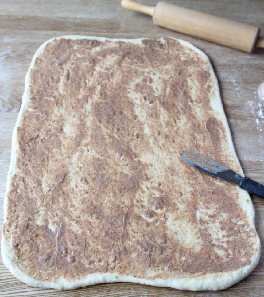 2. Knåda igenom degen på ett mjölat bakbord. Kavla ut den till en rektangel, ca ½ cm tjock. Bred ut fyllningen på degplattan.