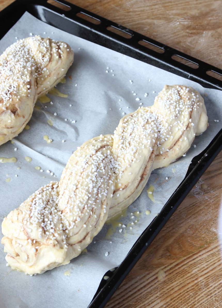 5. Lägg längderna på en plåt med bakplåtspapper. Låt dem jäsa under bakduk i ca 30 min. Sätt ugnen på 200 grader. Pensla deglängderna med uppvispat ägg och strö över pärlsocker.