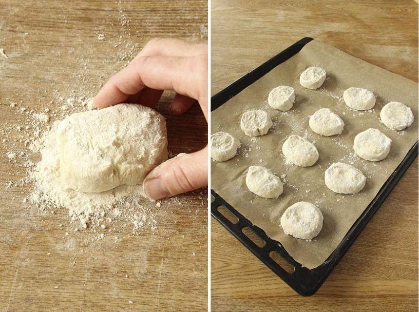 3. Doppa snittytan på degbitarna i vetemjöl. Lägg dem på en plåt med bakplåtspapper. Låt dem jäsa under bakduk i ca 30 min. Sätt ugnen på 230 grader.