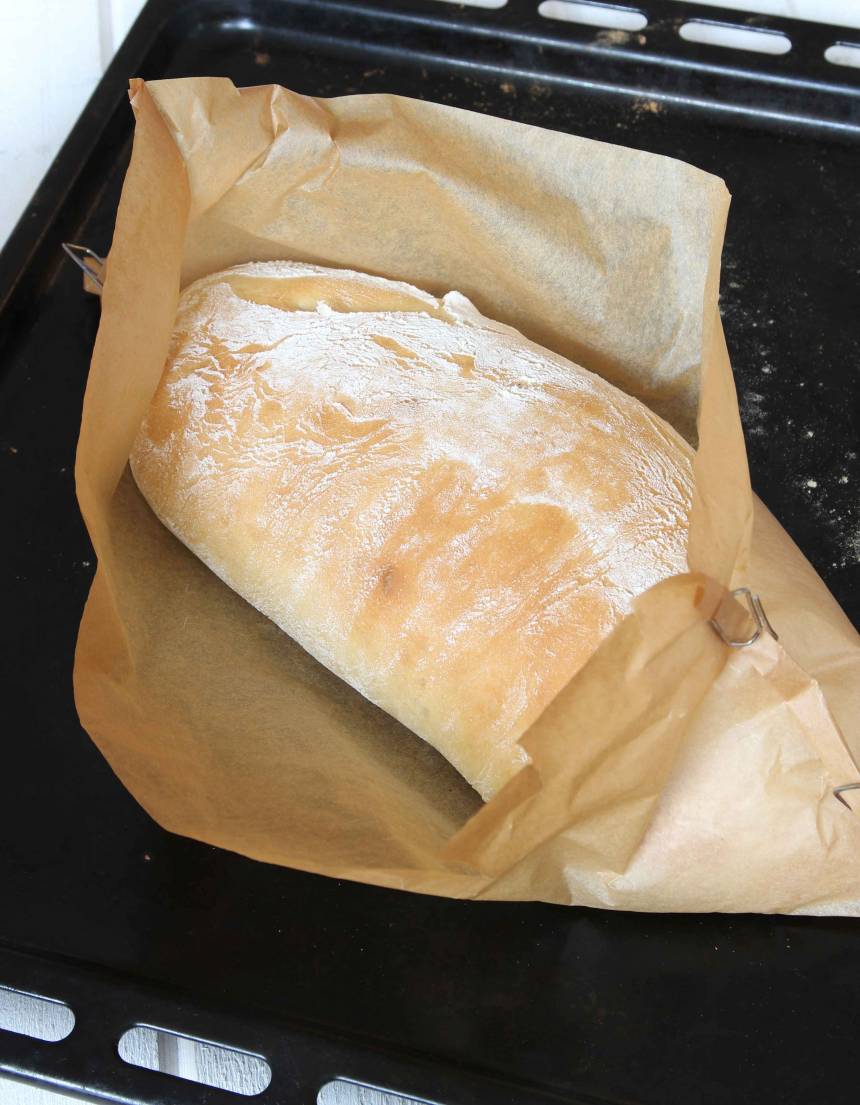 4. Grädda brödet mitt i ugnen i den höga värmen i 8–10 min. Sänk sedan värmen till 180 grader och fortsätt grädda brödet i ca 20 min. Låt limpan svalna innan du skär den i skivor.