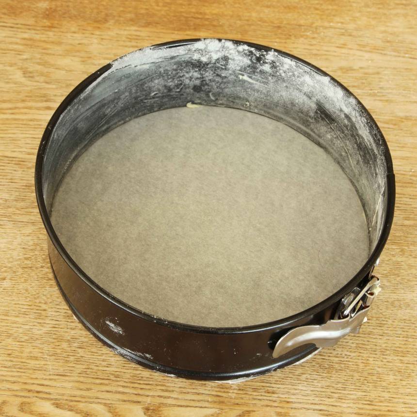 1. Botten: Sätt ugnen på 175 grader. Klä bottnen med bakplåtspapper på en form med löstagbar kant, ca 20 cm i diameter. Smörj och mjöla kanterna. (Kakan går bra att göra i en 23–24 cm form, men då blir eventuellt gräddningstiden något kortare och kakan inte lika hög, men definitivt lika god).