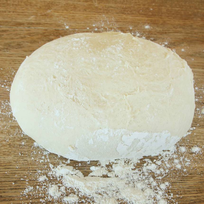 1. Smula jästen i en bunke. Tillsätt mjölken och blanda tills jästen lösts upp. Tillsätt salt, socker och vetemjöl, lite i taget. Blanda ihop allt till en smidig deg och knåda den kraftigt i några minuter. Låt degen jäsa under bakduk i ca 45 min.