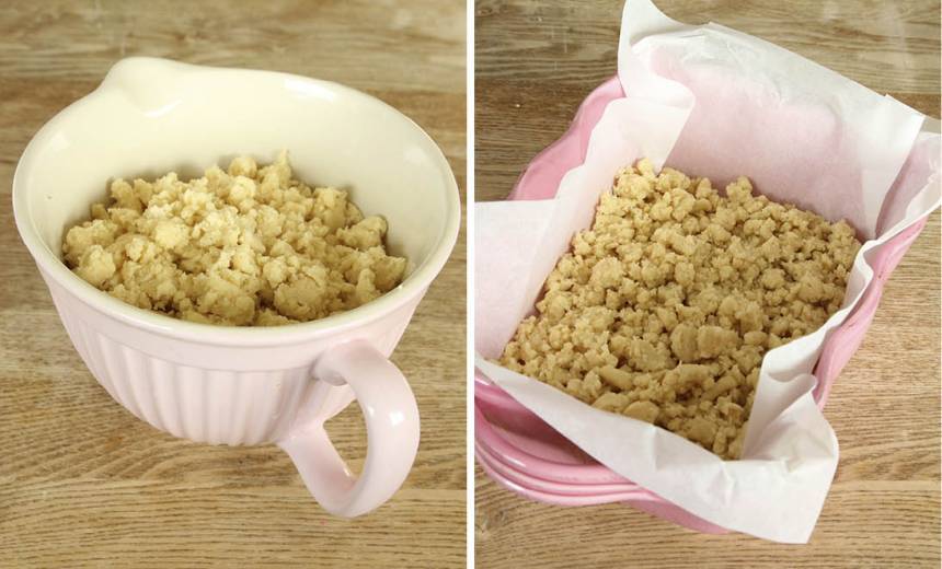 1. Sätt ugnen på 200 grader. Blanda ihop alla ingredienserna till degen. Smula hälften av degen i en form med kanter, ca 20 x 25 cm, med bakplåtspapper. Det går bra med en något större form, men då blir rutorna något tunnare.