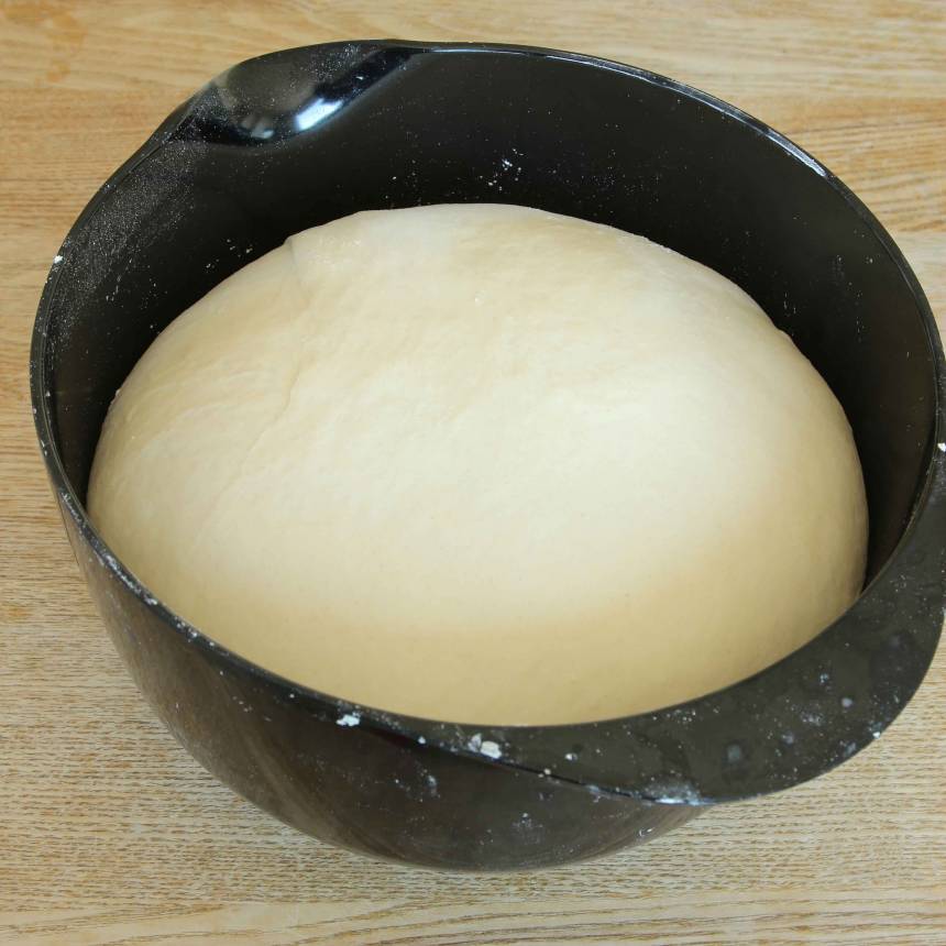 1. Smula ner jästen i en bunke och lös upp den med vattnet. Tillsätt olja, salt, och vetemjöl, lite i taget. Blanda ihop allt till en smidig deg och knåda den kraftigt i några minuter så att glutentrådarna blir starka och brödet luftigt. Låt degen jäsa under bakduk i ca 45 min.