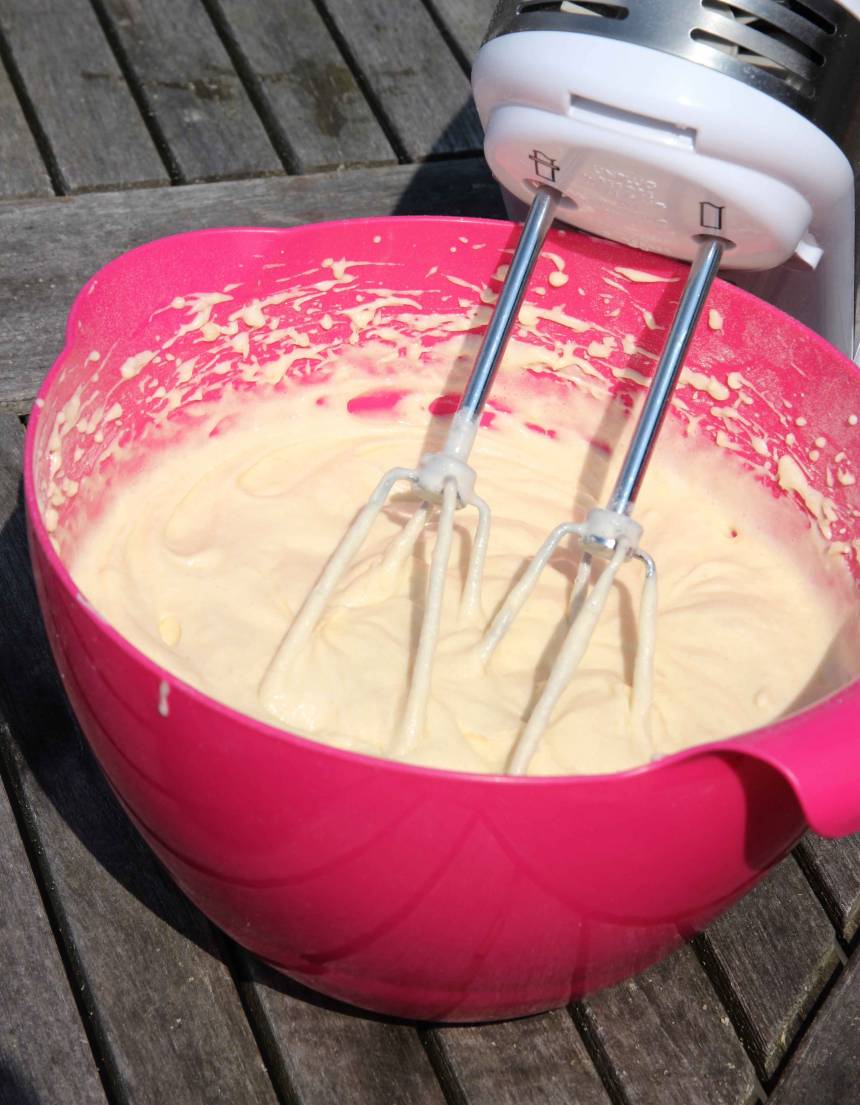 1. Sätt ugnen på 180 grader. Vispa ägg och socker pösigt i en bunke. Tillsätt bakpulver, vaniljsocker, salt, smör och mjölk. Rör om ordentligt. Rör ner mjölet och vispa snabbt ihop allt till en slät smet. Om du vispar för länge blir glutentrådarna för starka och sockerkakan seg.