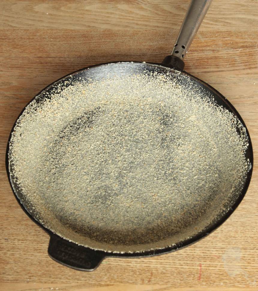 1. Sätt ugnen på 175 grader. Smörj och bröa en gjutjärnsstekpanna eller springform, 22–24 cm i diameter.