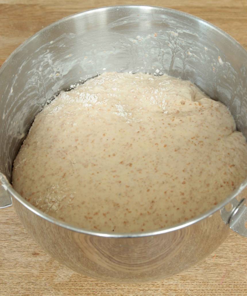 1. Smula jästen i en bunke och tillsätt mjölken. Blanda tills jästen lösts upp. Tillsätt salt, sirap och grahamsmjöl. Rör om. Tillsätt vetemjölet och blanda ihop allt till en smidig deg. Knåda degen kraftigt i några minuter så att glutentrådarna blir starka. Låt degen jäsa under bakduk i ca 1 tim.