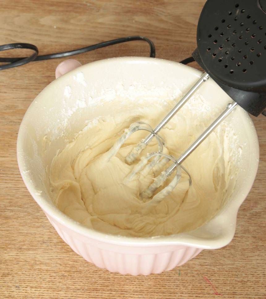 2. Vispa ägg och socker pösigt i en bunke. Tillsätt bikarbonat, filmjölk, smör och mjöl. Vispa snabbt ihop allt till en slät smet.