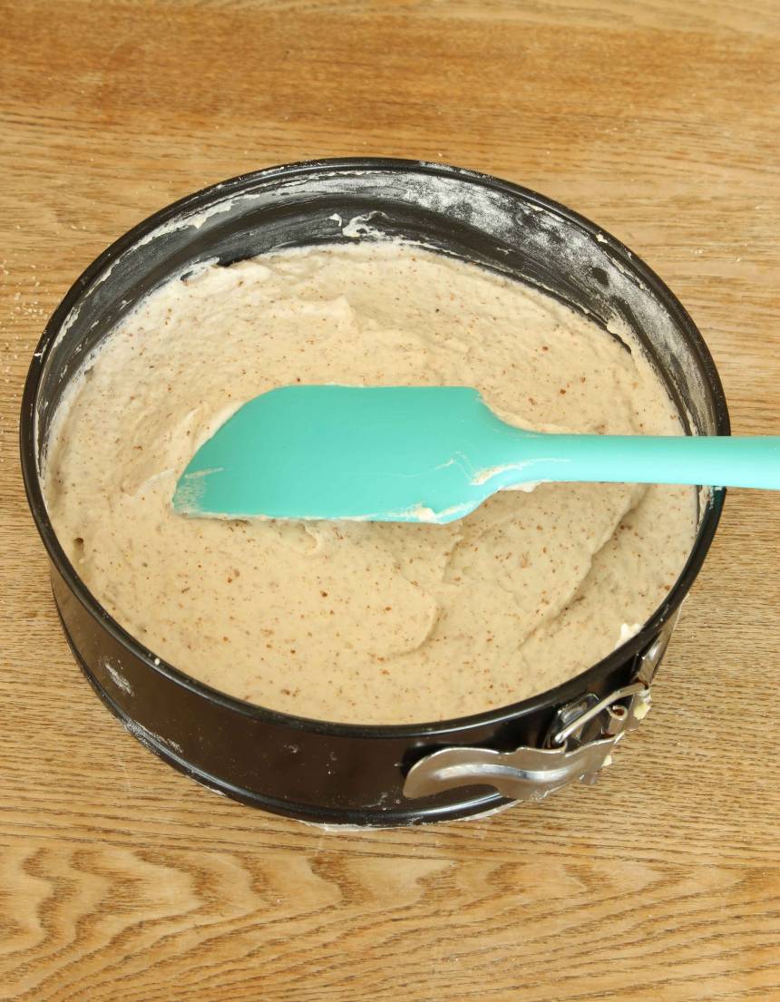 3. Bred ut smeten i en smord och mjölad form med löstagbar kant, ca 20 cm i diameter. Grädda kakan mitt i ugnen i ca 30 min. Låt den kallna helt i formen.