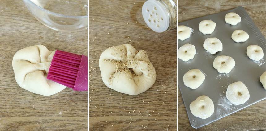 4. Pensla bröden med vatten och strö över lite vallmofrön eller mjöl. Lägg dem upp och ned på en teflonplåt eller en ugnsplåt med bakplåtspapper. Låt dem jäsa under bakduk i ca 30 min. Sätt ugnen på 250 grader.