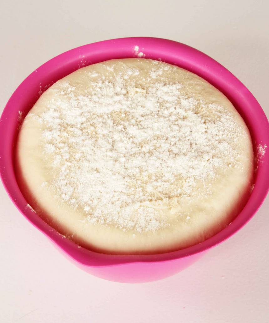 2. Smula jästen i en bunke och lös upp den med mjölken. Tillsätt smör, kardemumma, socker, salt och vetemjöl, lite i taget. Rör ihop allt till en lite kladdig deg. Strö lite mjöl över ytan och låt den jäsa under bakduk i ca 45 min.