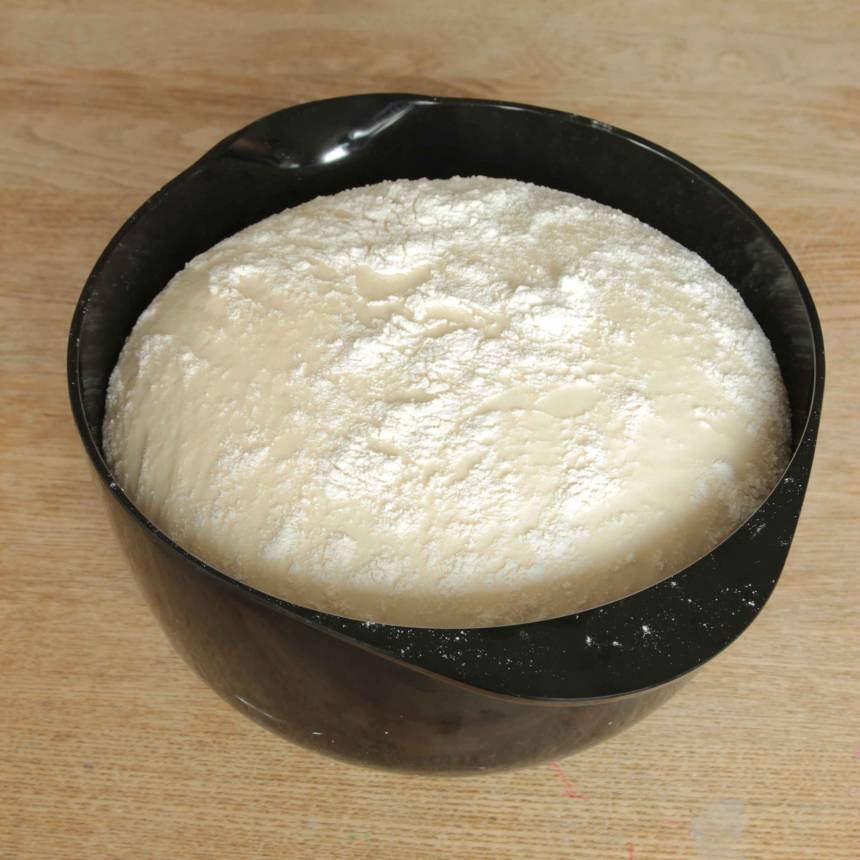1. Smula ner jästen i en bunke. Tillsätt vatten och blanda tills jästen lösts upp. Tillsätt salt, olja och mjöl, lite i taget. Blanda ihop allt till en smidig deg. Knåda degen kraftigt i 5–10 min så glutentrådarna blir ordentligt starka. Låt degen jäsa under bakduk i ca 1–1 ½ tim.