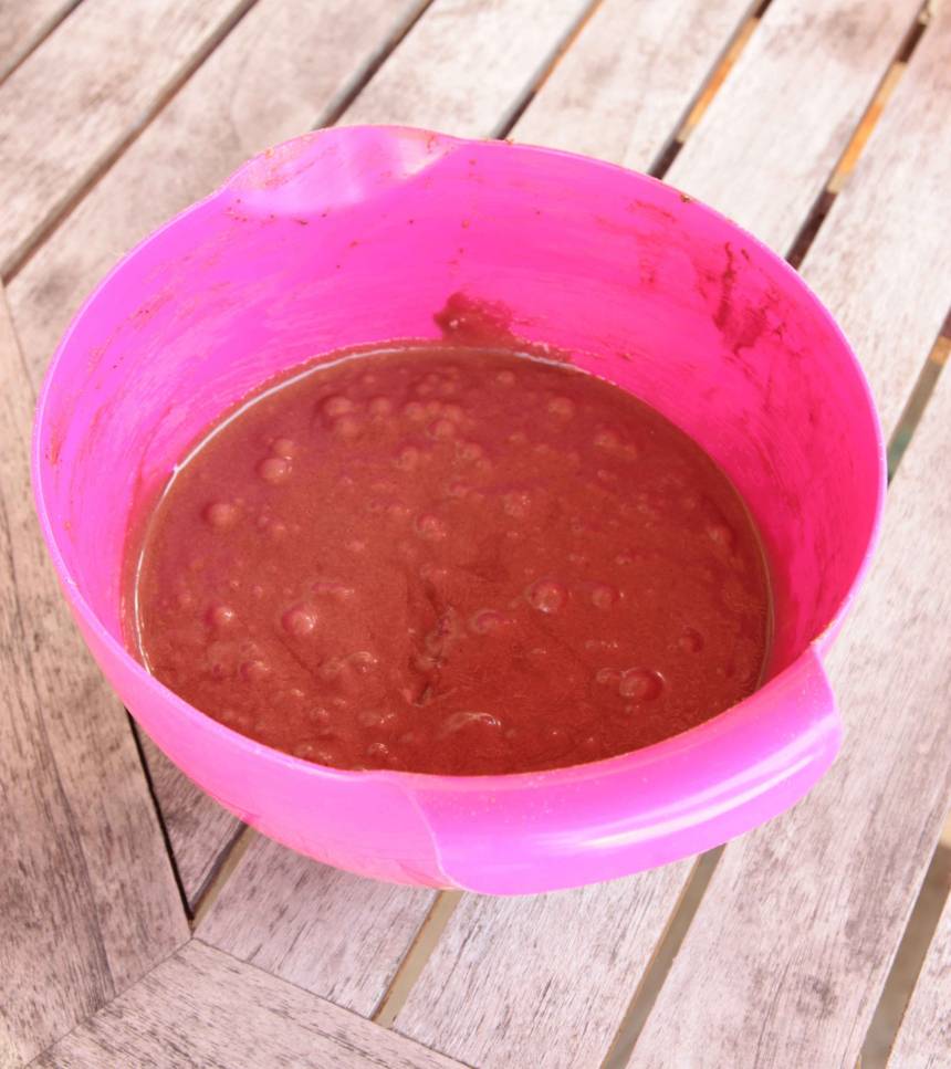 1. Sätt ugnen på 175 grader. Smält smöret i en kastrull. Vispa ägg och socker pösigt i en bunke. Tillsätt smöret och resten av ingredienserna (förutom hallonen) i äggblandningen och rör ihop allt till en slät smet.