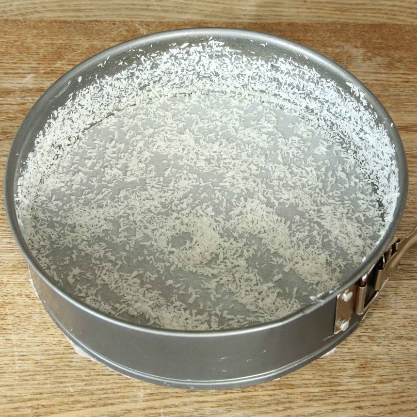 1. Sätt ugnen på 175 grader. Smörj en form med löstagbar kant, 22–24 cm med smör och pudra över kokos (eller ströbröd).