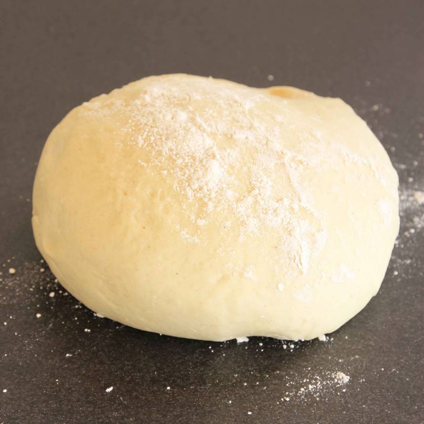 1. Smula jästen i en bunke. Tillsätt mjölken och blanda tills jästen lösts upp. Tillsätt salt, kardemumma, smör, strösocker och vetemjöl, lite i taget och rör ihop allt till en smidig deg. Knåda den kraftigt i några minuter så glutentrådarna blir starka och bullarna luftiga. Låt degen jäsa under bakduk i ca 50 min.