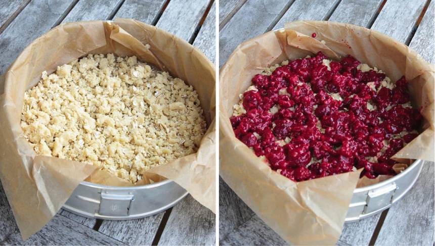 3. Fyllning: Blanda hallonen med potatismjöl och socker i en skål. Smula hälften av degen i bottnen på formen. Fördela hallonen på degen och smula över resten av degen.