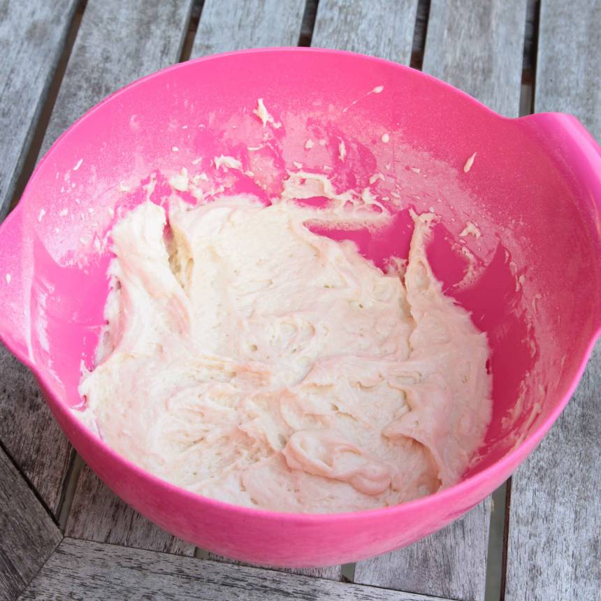 2. Vispa ägg och socker pösigt i en bunke. Tillsätt resten av ingredienserna och rör ihop allt till en slät smet.