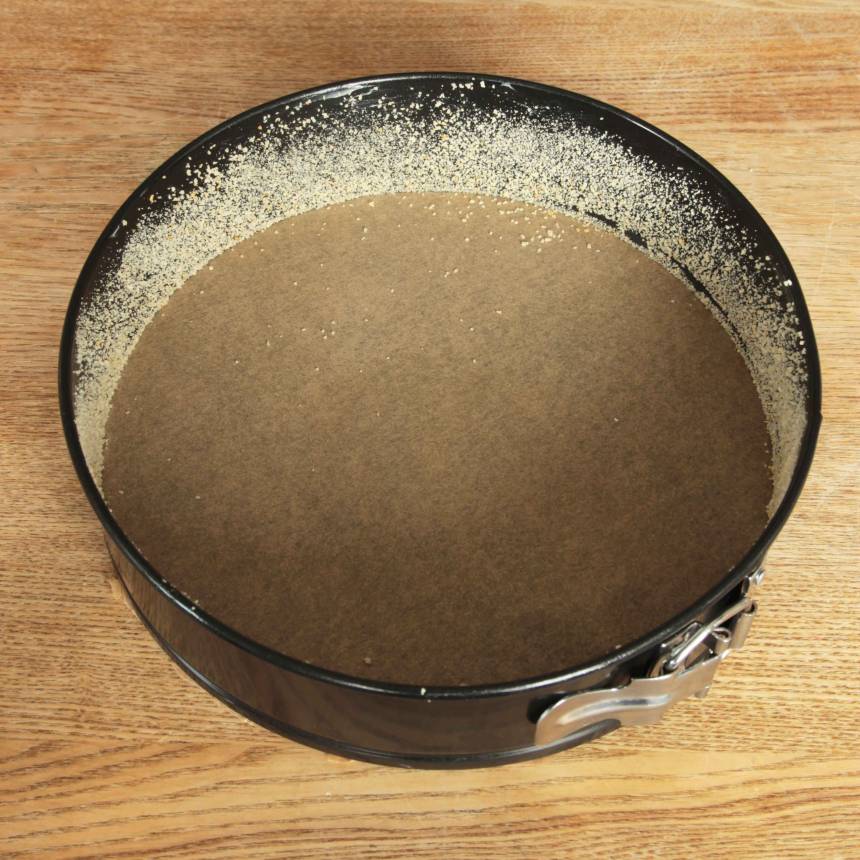 2. Lägg ett bakplåtspapper i botten på en form med löstagbar kant, ca 24 cm i diameter. Smörj och bröa kanterna. (Har man inget bakplåtspapper kan man smörja och bröa även bottnen).