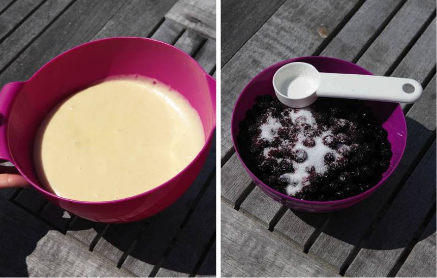 2. Vispa ägg och socker pösigt i en bunke. Tillsätt resten av ingredienserna och rör ihop allt till en slät smet. Sockra blåbären med önskad mängd strösocker i en separat skål.