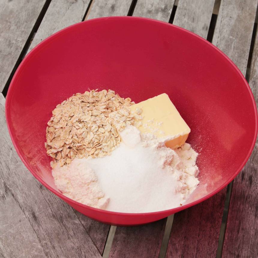 3. Smuldeg: Häll mjöl, havregryn, socker, salt och smör i en bunke. Nyp ihop alla ingredienserna med fingrarna till en smulig deg.