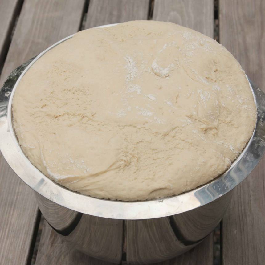 1. Smula jästen i en bunke. Tillsätt vatten och mjölk och blanda tills jästen lösts upp. Tillsätt salt, sirap, smör och rågsikt, lite i taget. Rör ihop allt till en smidig deg och knåda den kraftigt i några minuter så att glutentrådarna blir starka. Låt degen jäsa under bakduk i ca 1 tim.