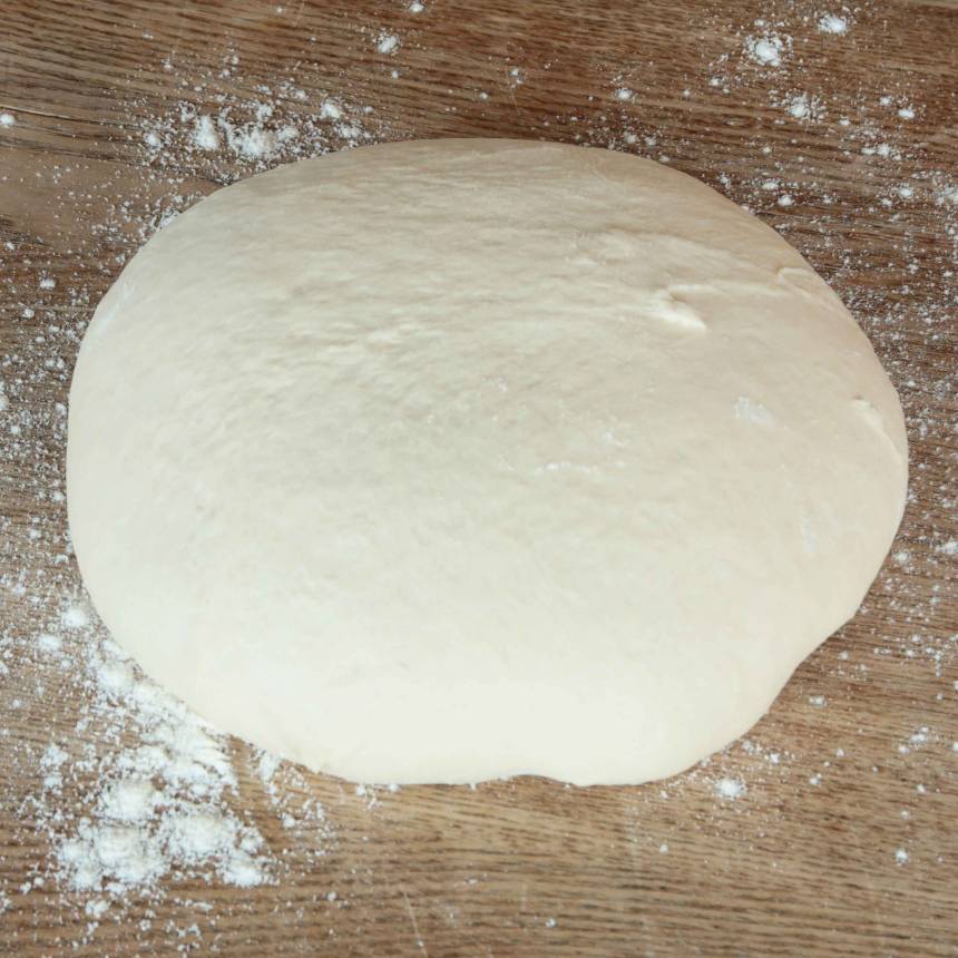 1. Smula ner jästen i en bunke. Tillsätt vattnet och blanda tills jästen lösts upp. Tillsätt socker, olja, salt och vetemjöl, lite i taget. Rör ihop allt till en smidig deg och knåda den kraftigt i några minuter.