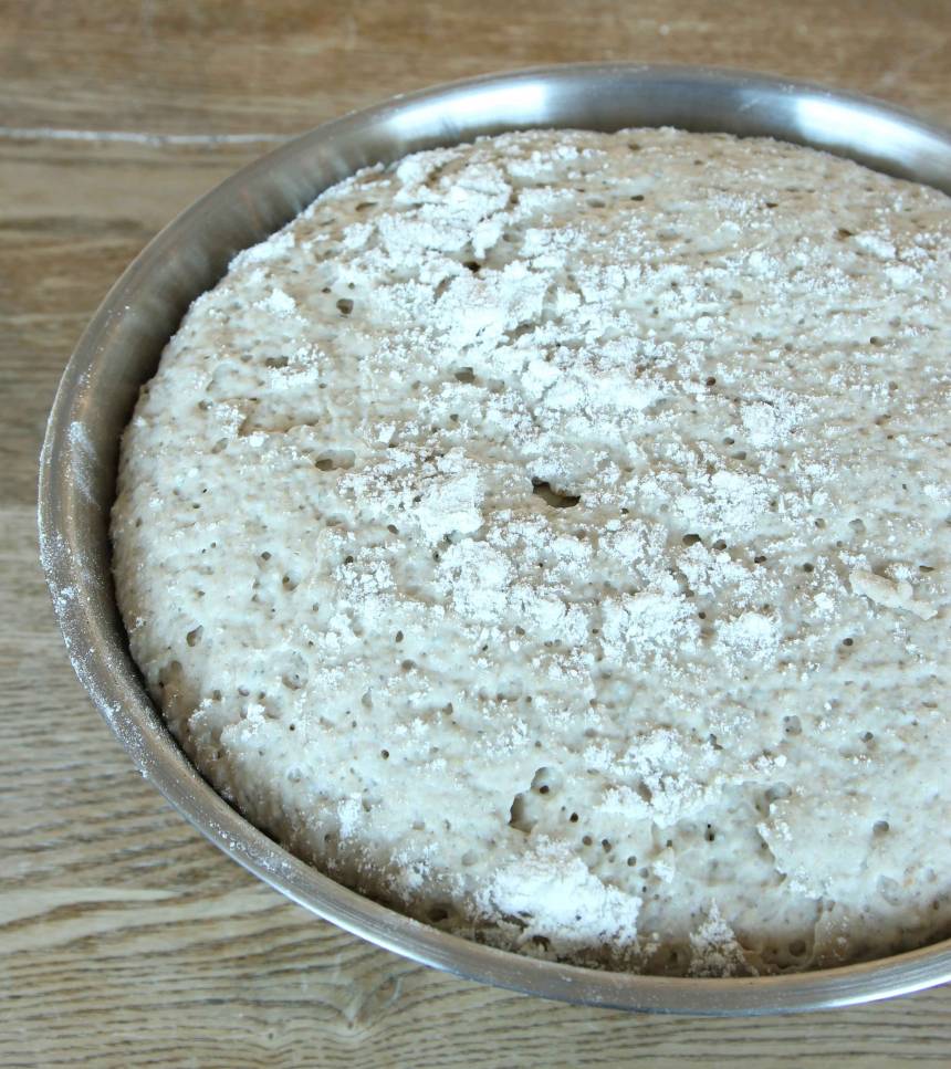 1. Smula jästen i en bunke. Tillsätt vatten och blanda tills jästen lösts upp. Rör ner havregrynen och låt blandningen stå i ca 5 min. Tillsätt salt, sirap, olja, rågmjöl och rågsikt, lite i taget. Blanda ihop allt till en smidig deg och knåda den kraftigt i några minuter så att glutentrådarna blir starka. Låt degen jäsa under bakduk i ca 1 tim.