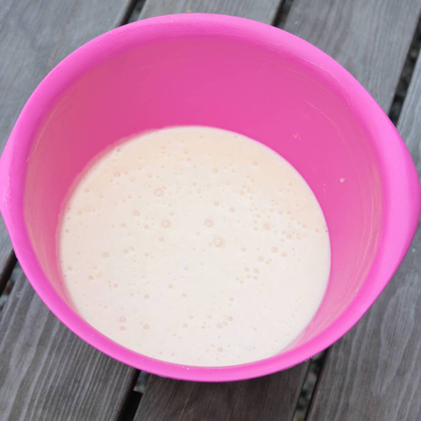 1. Sätt ugnen på 175 grader. Vispa ägg och socker pösigt i en bunke. Tillsätt bakpulver, vaniljsocker, smör, mjöl och vetemjöl. Rör ihop allt till en slät smet.