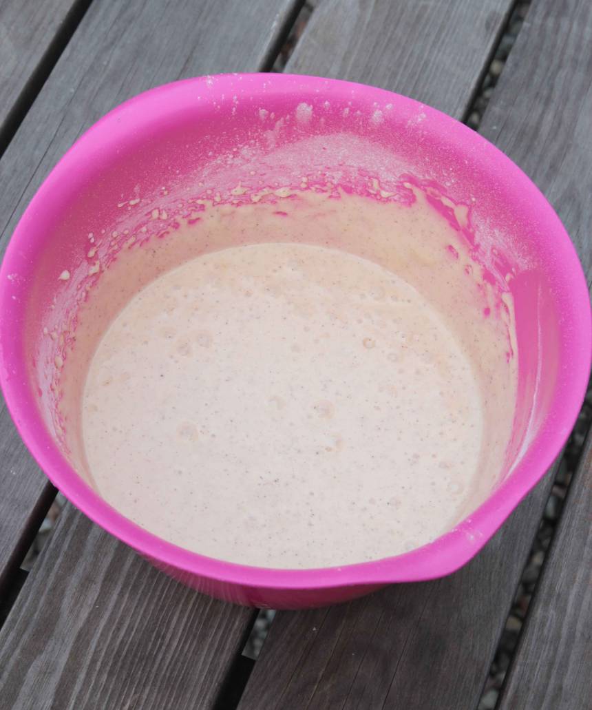 1. Sätt ugnen på 175 grader. Vispa ägg och socker pösigt i en bunke. Tillsätt smör och mjölk. Blanda bakpulver, vaniljsocker, kanel och vetemjöl och rör ihop allt till en slät smet.