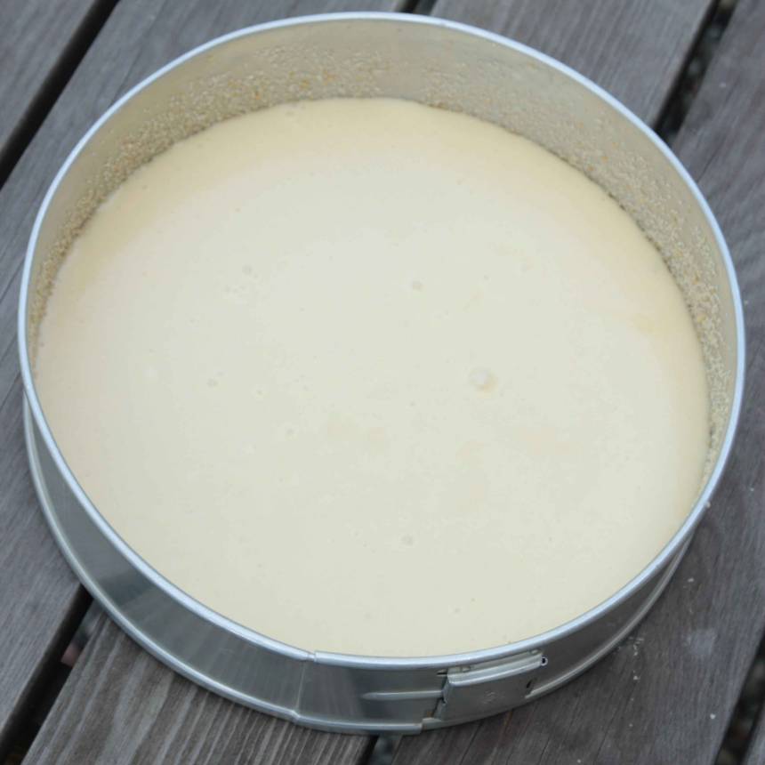 2. Häll smeten i en smord och bröad form med löstagbar kant, ca 24 cm i diameter. Grädda kakan mitt i ugnen i ca 20 min. Gör under tiden toscasmeten.
