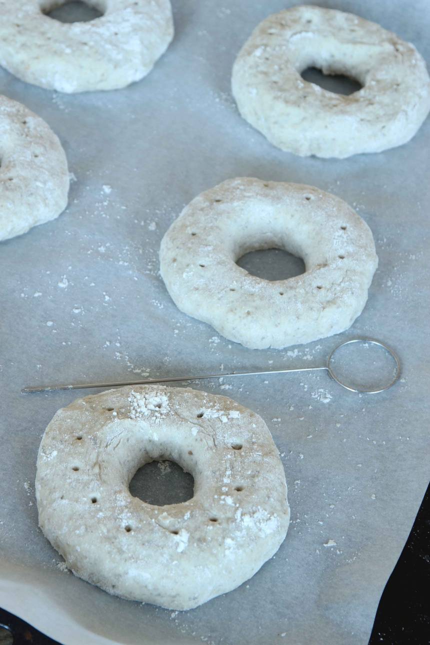 3. Lägg bröden på en plåt med bakplåtspapper och nagga hål på ytan med en potatissticka. Låt dem jäsa under bakduk i 30–40 min. Sätt ugnen på 250 grader.