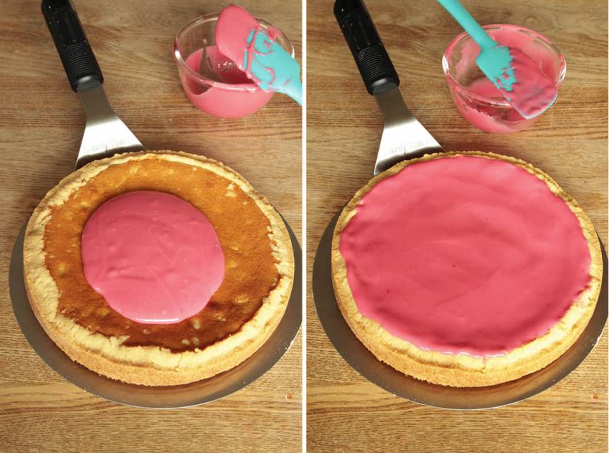 8. Bred ut glasyren på kakan. Ställ den i kylen en stund så glasyren stelnar.