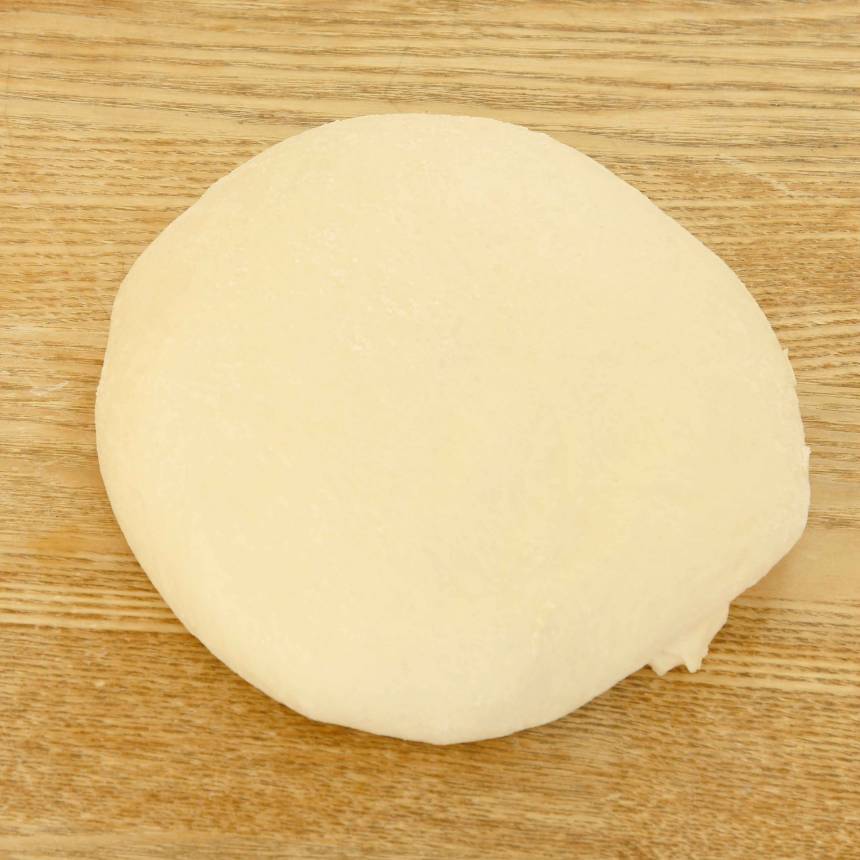1. Smula jästen i en bunke. Tillsätt mjölken och blanda tills jästen lösts upp. Tillsätt salt, olja och vetemjöl, lite i taget. Blanda ihop allt till en smidig deg och knåda den i några minuter. Låt degen jäsa under bakduk i 40–50 min.
