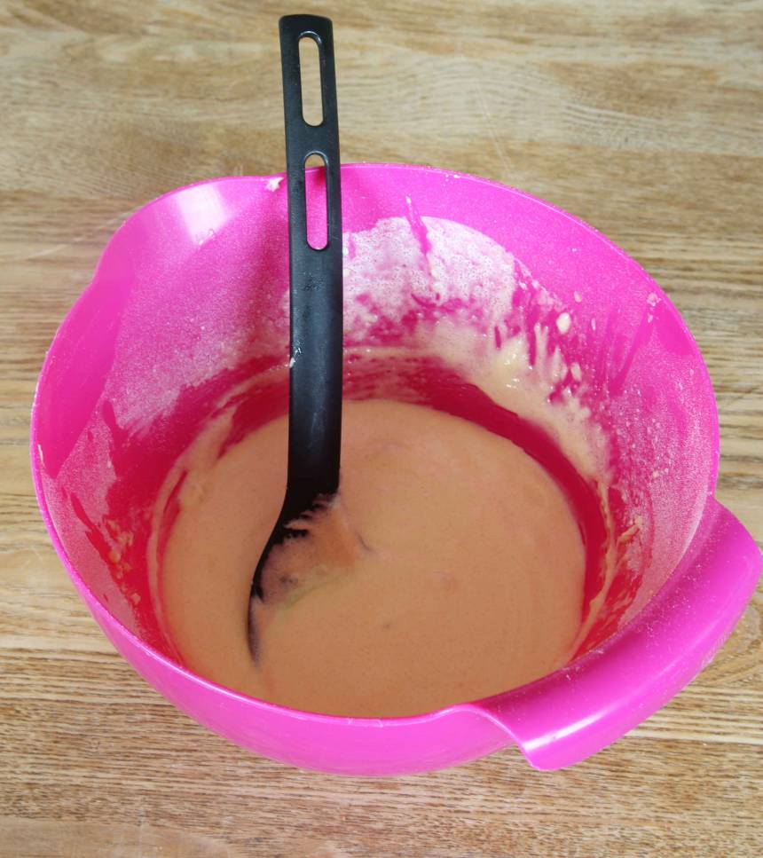 1. Sätt ugnen på 180 grader. Vispa ägg och socker vitt och pösigt i en bunke. Vänd ner mjöl och smör och rör om till en smet.