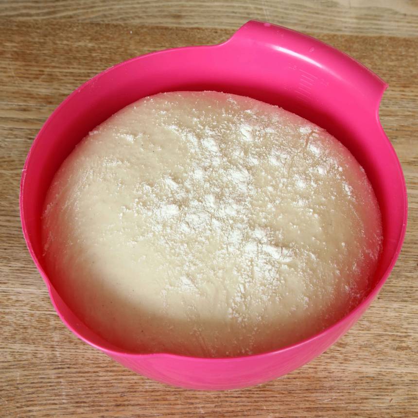 1. Smula jästen i en bunke. Tillsätt mjölken och blanda tills jästen lösts upp. Tillsätt socker, salt, kardemumma, smör och mjöl, lite i taget. Rör ihop allt till en smidig deg. Knåda den kraftigt i några minuter så att glutentrådarna blir starka. Låt degen jäsa under bakduk i ca 45 min.